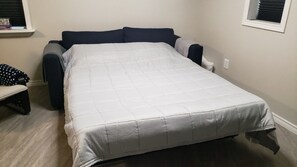 1 chambre, bureau, fer et planche à repasser, lit de bébé portatif