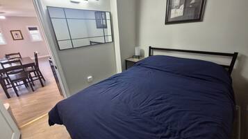1 habitación, escritorio, tabla de planchar con plancha y cuna de viaje