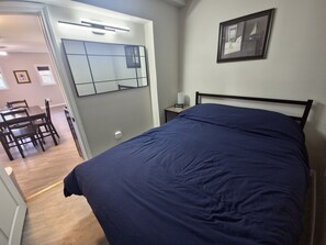 1 Schlafzimmer, Schreibtisch, Bügeleisen/Bügelbrett, Reisekinderbett