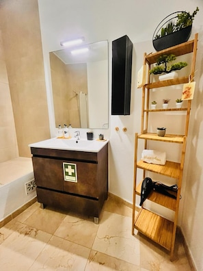 Dusche, umweltfreundliche Kosmetikartikel, Haartrockner, Handtücher