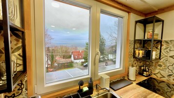 Familienapartment, 3 Schlafzimmer, Whirlpool, Hügelblick | Eigene Küche | Kühlschrank, Mikrowelle, Herdplatte, Espressomaschine