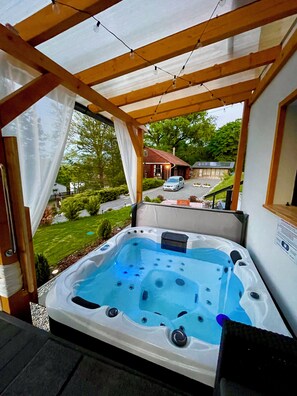 Casa de campo Premier, 2 habitaciones, bañera de hidromasaje, vistas al jardín | Terraza o patio