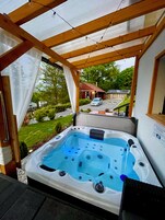 Premier-Ferienhaus, 2 Schlafzimmer, Whirlpool, Gartenblick | Terrasse/Patio