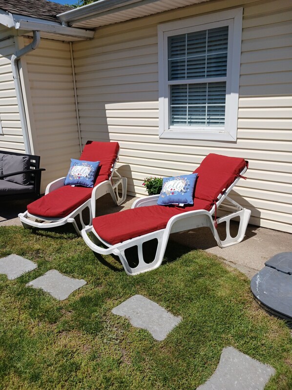 Property grounds - Cozy 2 bed, 1 full bath private cottage, 10 min. walk to Wildwood beach & boards (Wildwood)
