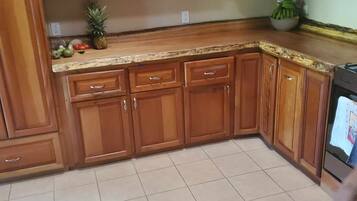 Fridge, oven, stovetop, coffee/tea maker