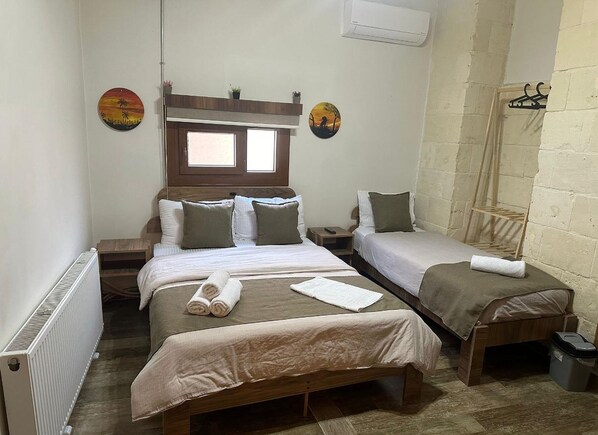 Quarto triplo standard, vista para a cidade | 1 quarto, Wi-Fi de cortesia