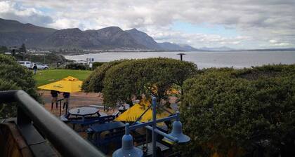 Hermanus Huisie - Charming and Spacious room with on suite bathroom - 80s feel..