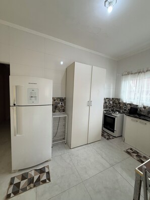 Family House, Kitchen, Pool View | Private kitchen - Pousada Suites Imperio na Maranduba (Ubatuba)