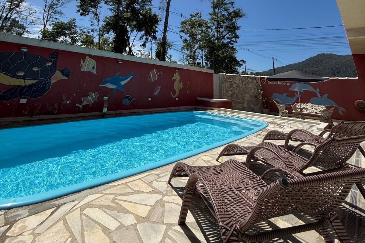 32-tommers fladskærms-tv med kabelkanaler, streamingtjenester