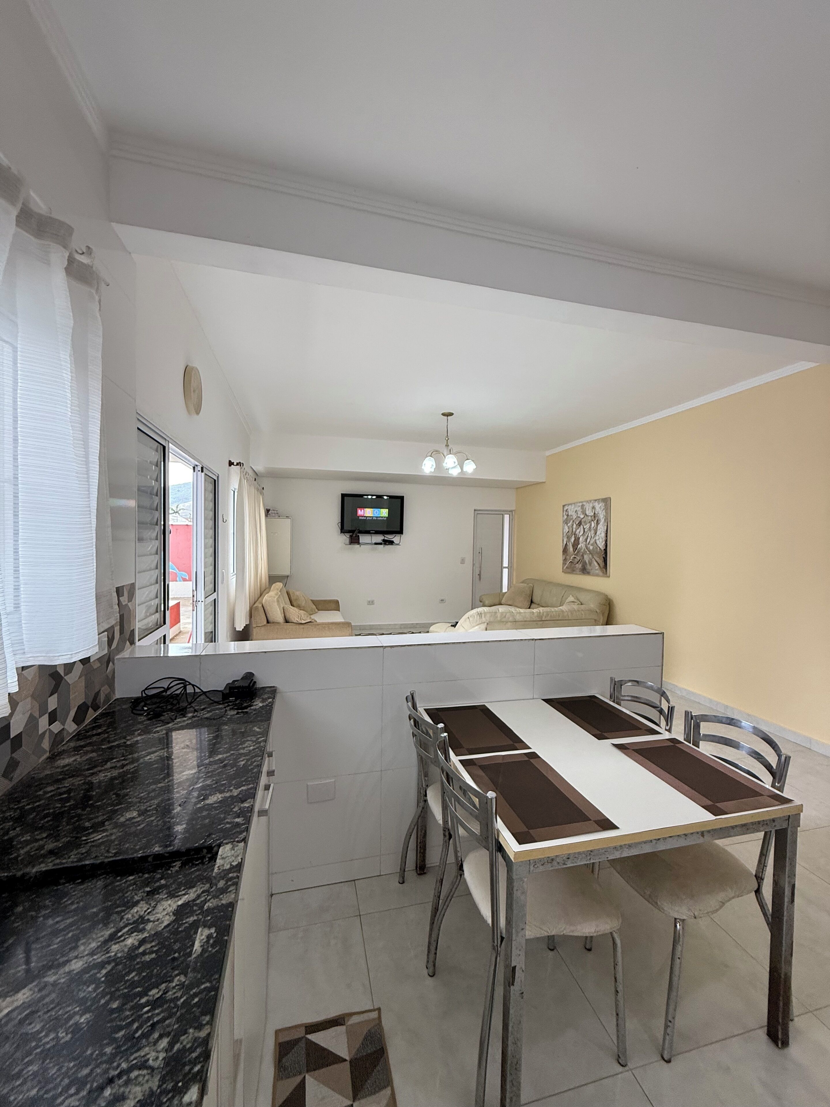 Casa família, cozinha, vista para a piscina | Sala de estar | TV de tela plana 32 polegadas com canais a cabo, serviços de streaming