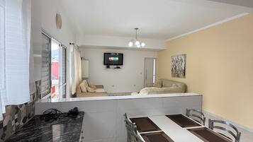 Casa família, cozinha, vista para a piscina | Sala de estar | TV de tela plana 32 polegadas com canais a cabo, serviços de streaming
