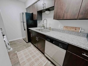 Køleskab, kaffe-/temaskine, køkkentøj/tallerkener/redskaber