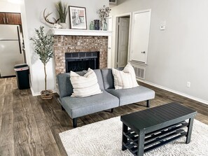 Una Smart TV, una chimenea