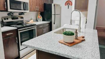 Refrigerador, cafetera y tetera y utensilios de cocina