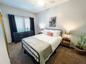 1 habitación, escritorio, tabla de planchar con plancha y wifi 