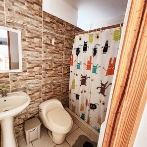 Shower, rainfall showerhead, heated floors, towels - Arena Hostel (Ica)