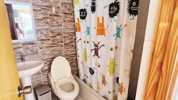 Chambre Double Deluxe | Salle de bain | Douche, douche à « effet pluie », chauffage par le sol (salle de bains)