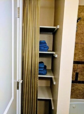 Hair dryer, towels, soap, shampoo - Walk everywhere one block from charming Golden CO (Golden)