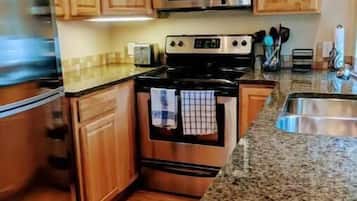 冰箱、微波炉、烤箱、炉灶