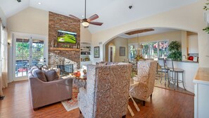 Smart TV, chimenea, reproductor de DVD y libros 