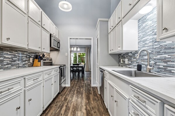 Fridge, microwave, oven, stovetop - NW Hills Family Fun #2 w/office by AustinGetaways (Austin)