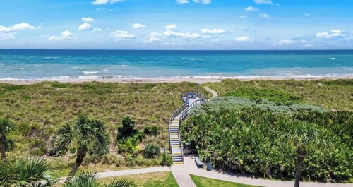 Cozy, spacious seaside condo in Ocean Village!