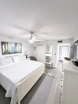 1 soveværelse, pengeskab på værelset, skrivebord, strygejern/strygebræt