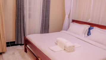 Deluxe Suite | Hypo-allergenic bedding, individually decorated, individually furnished