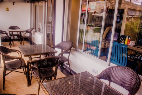 Centre d’affaires. DAYO SUITES AND HOTEL