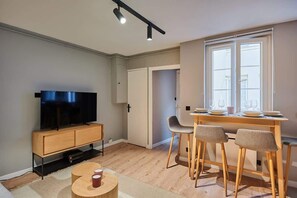 Televisión y oficina 