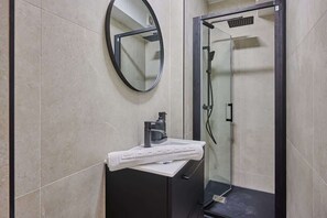 Regadera, secadora de cabello, shampoo 