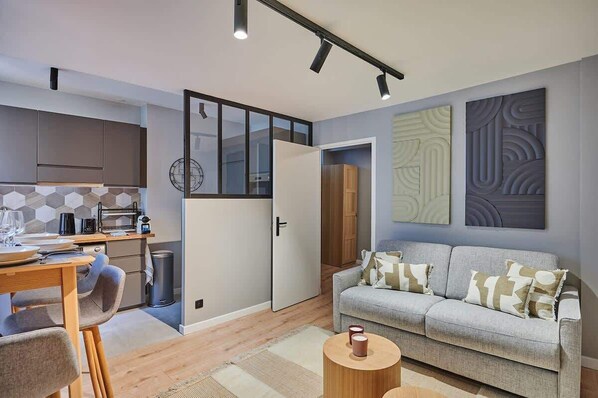 Unclassified image, 1 of 15, button