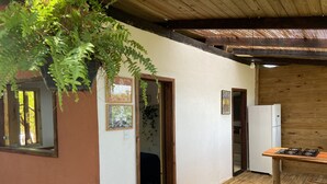 Ein Holzinterieur mit Küchenzeile, Esstisch und Fenster mit Blick.
