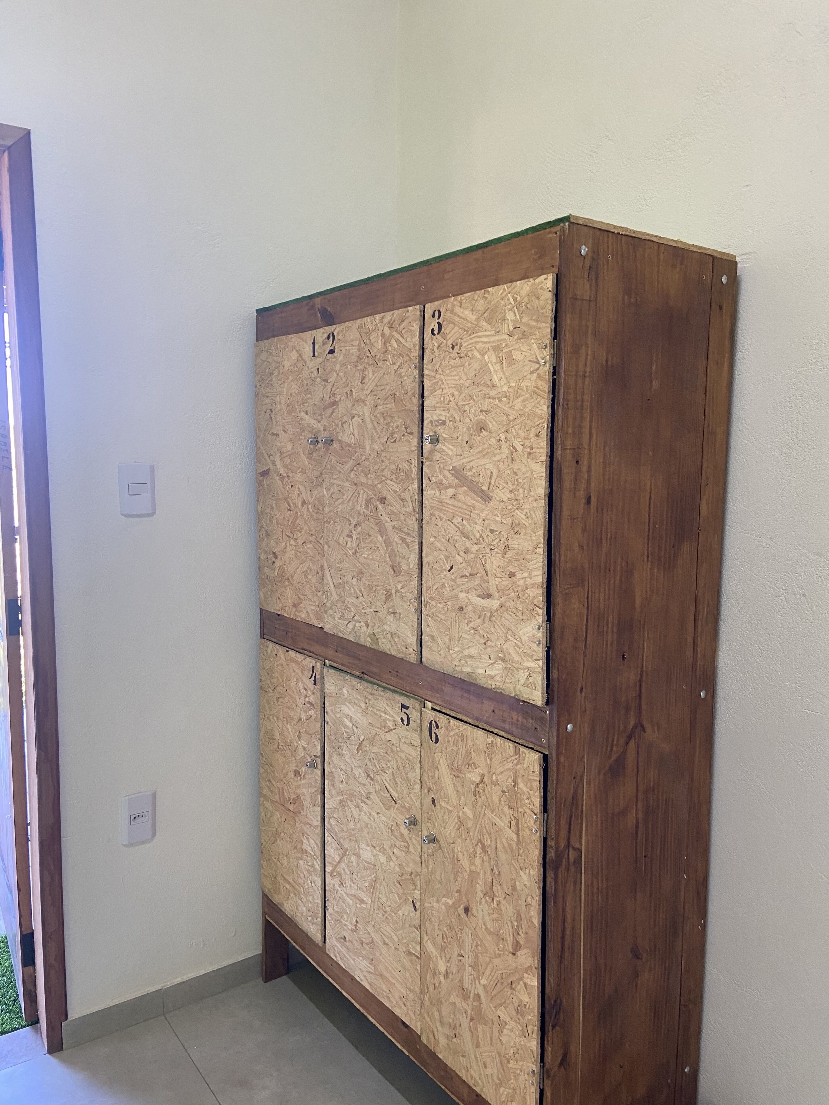 Un mobiletto angolare con quattro scomparti, ognuno dei quali contrassegnato da un numero.