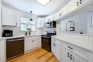 冷蔵庫、電子レンジ、オーブン、コンロ