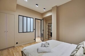 6 bedrooms, iron/ironing board, travel cot, free WiFi - Sublime triplex Paris Le Marais (Paris)