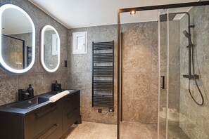 Ducha, secador de pelo, toallas y jabón