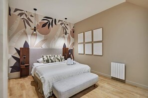 6 quartos, ferros/tábuas de passar roupa, berço de viagem