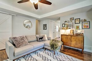 Smart TV - The Nook: Downtown Galena Cottage w/ hot tub & fire pit! (Galena)
