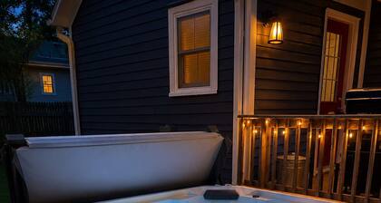 The Nook: Downtown Galena Cottage, BRAND NEW LUX HOT TUB & fire pit!