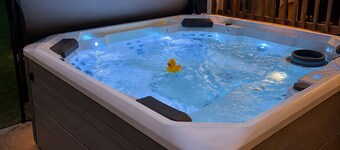 The Nook: Downtown Galena Cottage, BRAND NEW LUX HOT TUB & fire pit!
