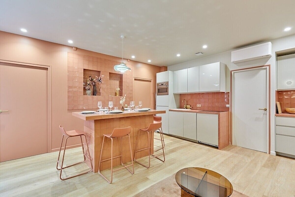 cuisine américaine et table haute pour diner