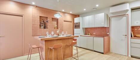 Réfrigérateur, micro-ondes, four, plaque de cuisson