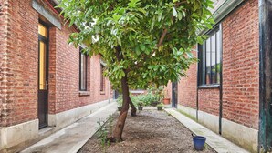 A brick building with a tree in the courtyard. - Charming & Modern apartment  center of Paris (Paris)