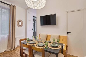 Dining - Charming & Modern apartment  center of Paris (Paris)