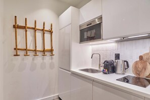 Fridge, microwave, stovetop, coffee/tea maker - Charming & Modern apartment  center of Paris (Paris)