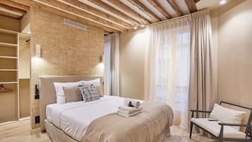 3 dormitorios, tabla de planchar con plancha, cuna de viaje