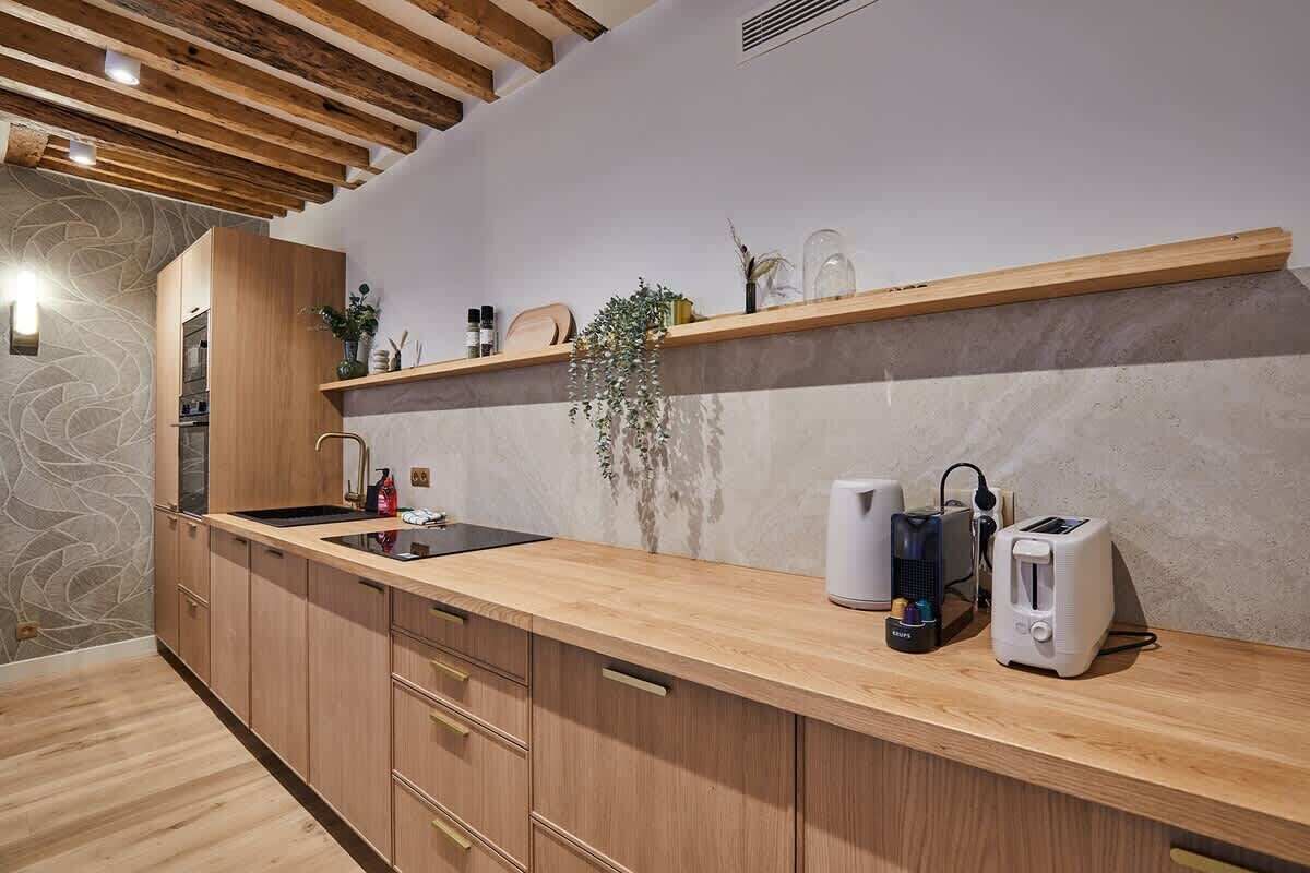 Frigorífico, microondas, horno y placa de cocina