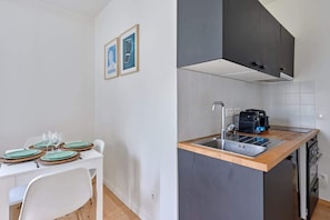 Réfrigérateur, four à micro-ondes, surface de cuisson, cafetière-théière
