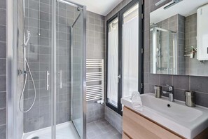 Shower, hair dryer, towels, soap - New apartment Boulogne facing  "Les passages" (Boulogne-Billancourt)